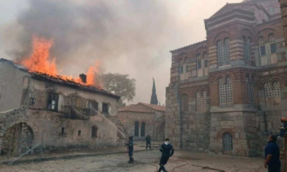 Φωτιά στη Βοιωτία: Μεγάλες καταστροφές στη Μονή του Οσίου Λουκά (βίντεο)